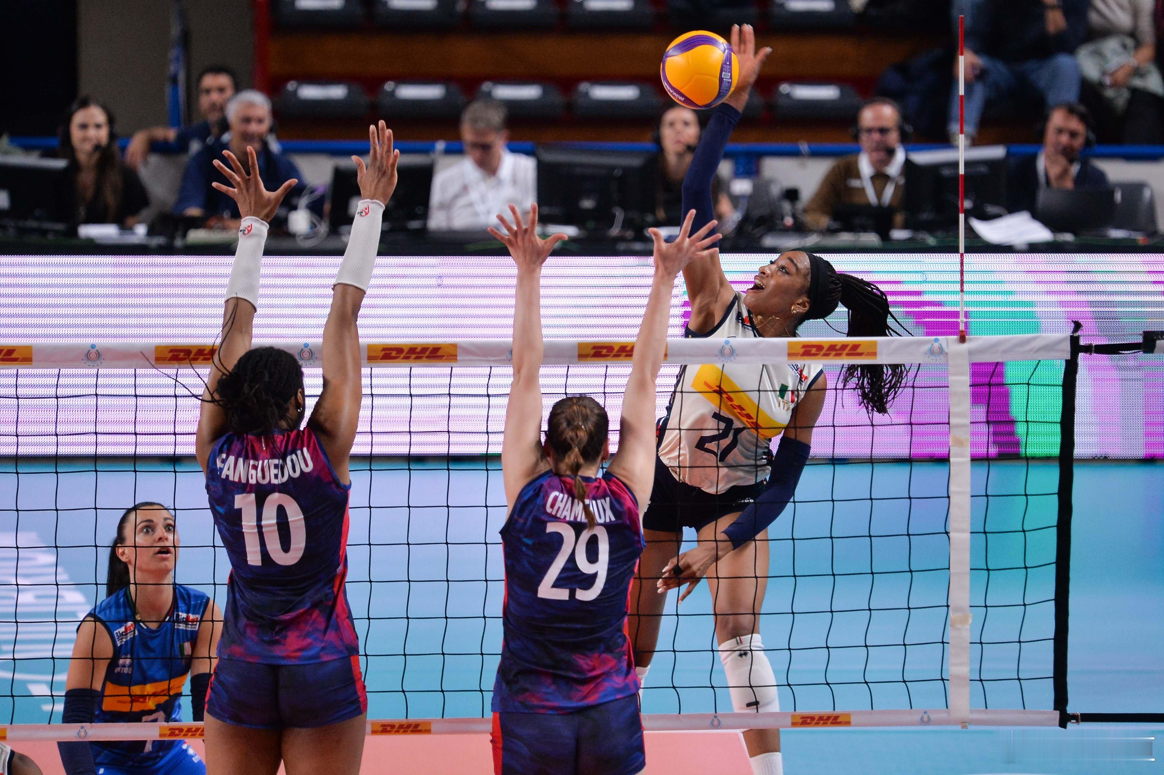 国际排坛动态意大利女排意大利女排在第二场热身赛中3-0（26-24/25-14/