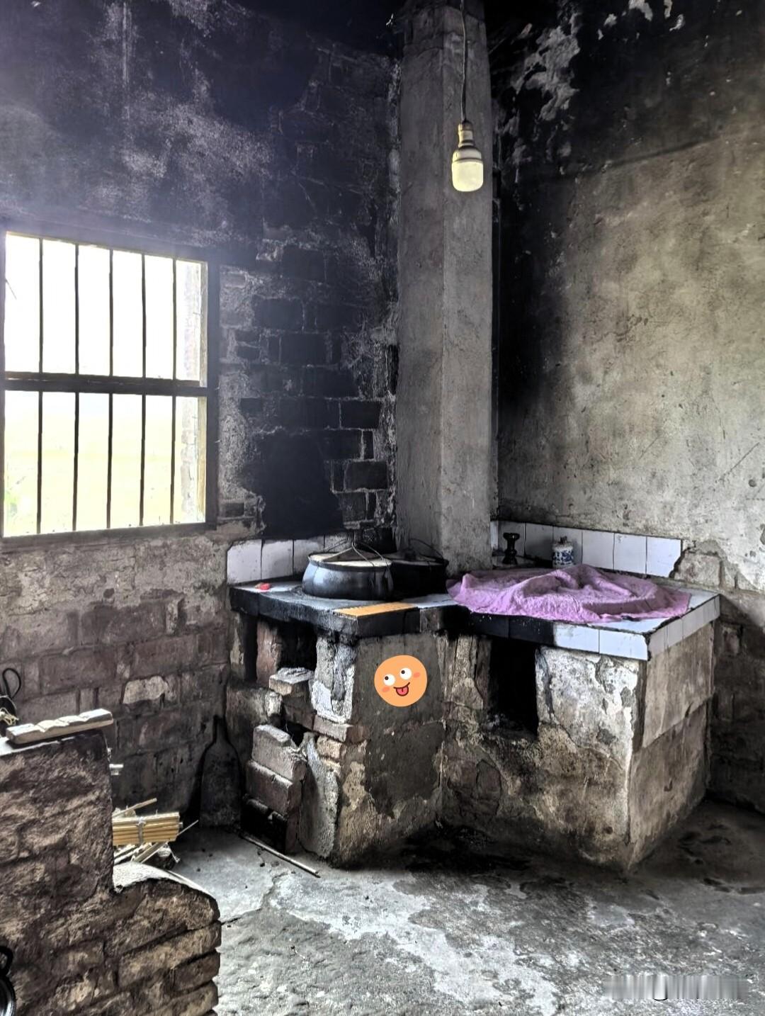 农村的厨房你进去烧过火吗[耶][耶]当然烧过！农村厨房那土灶可太有印象了，底下是