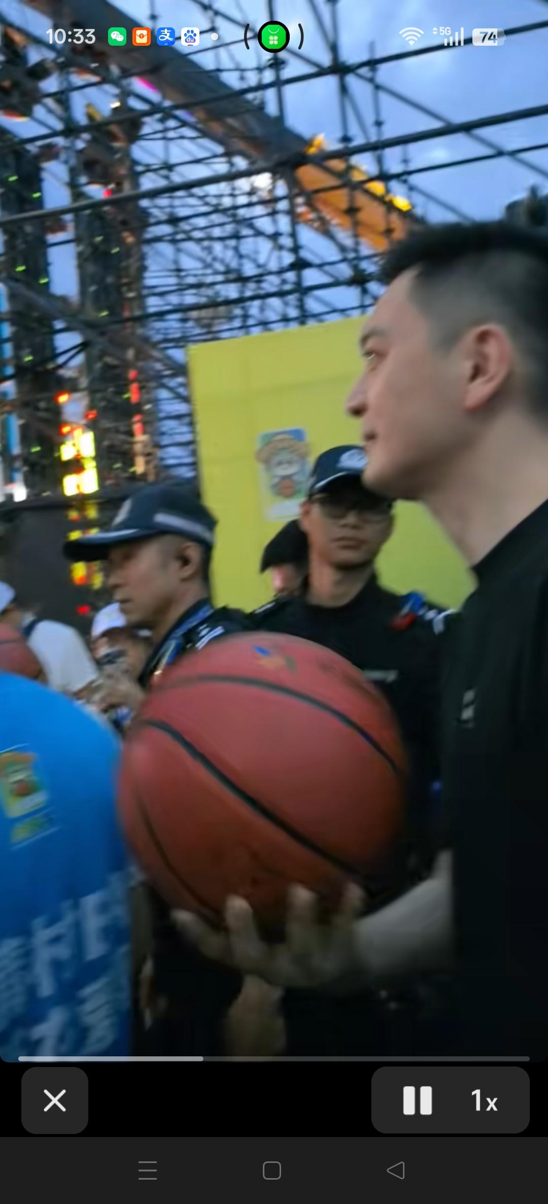 参加黑河村BA的杨鸣指导，受欢迎的程度超乎想象。
杨鸣指导的这一声:“丛明晨！″