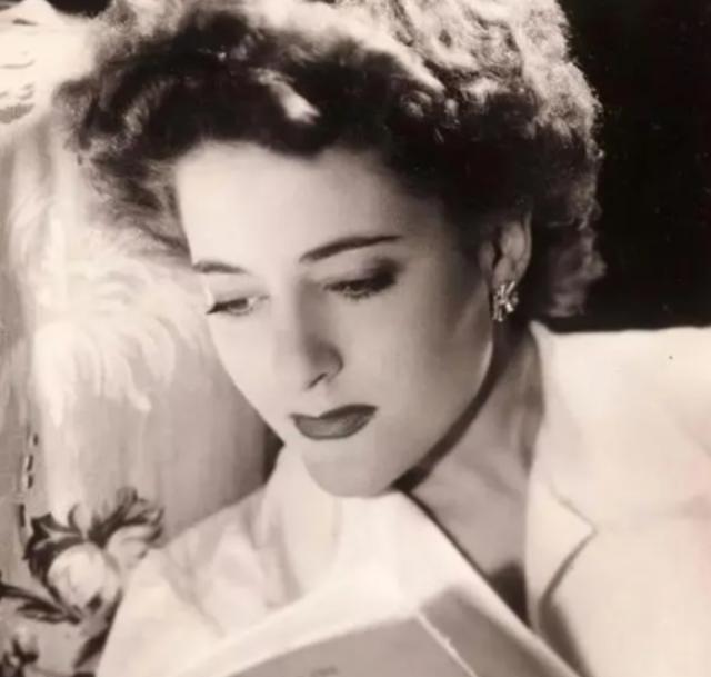 1945年，墨索里尼的情妇被处决后倒吊在广场上，短裙垂下来，整个人一览无遗。围观