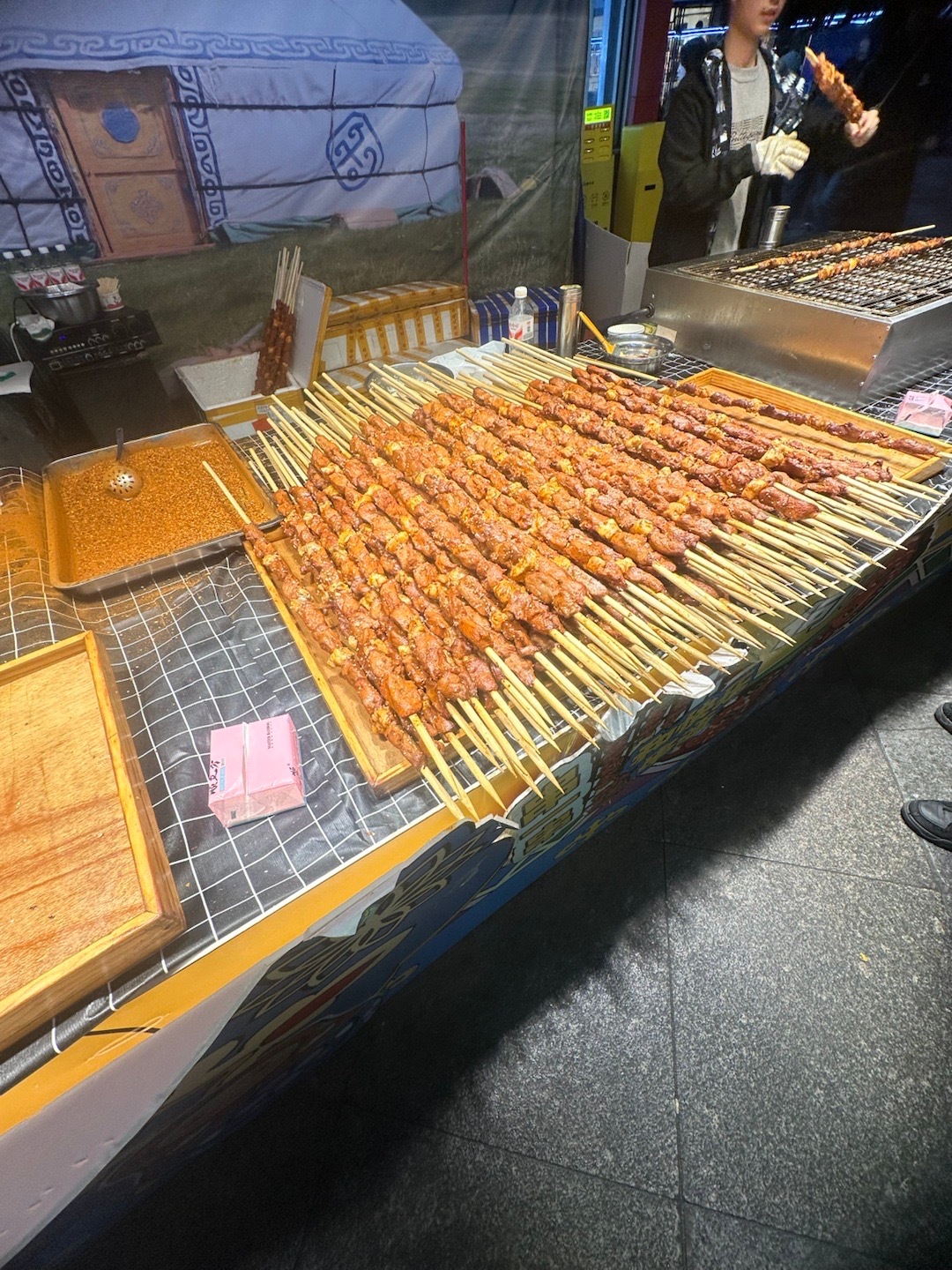 哈哈哈，这么一大串的肉串，二十块一串，你们觉得划得算吗？