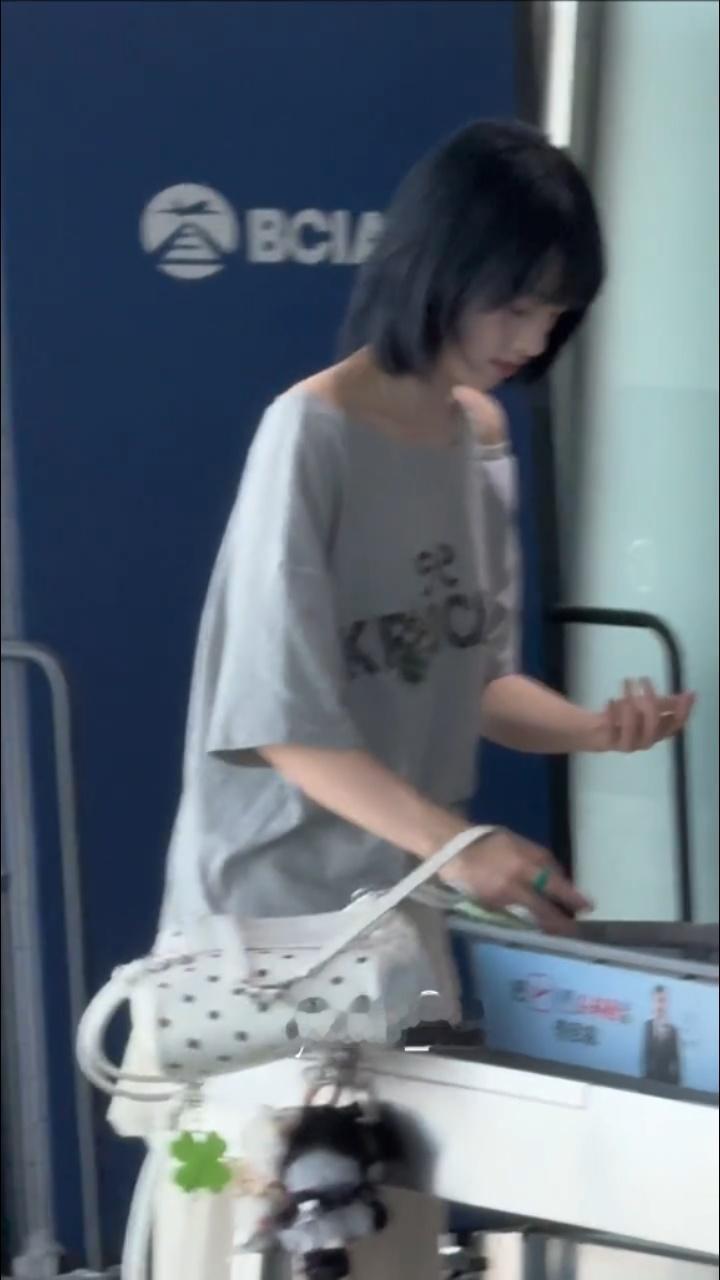 新鲜的灿灿路透 真的高高瘦瘦白白帅帅一条人啊。。。 