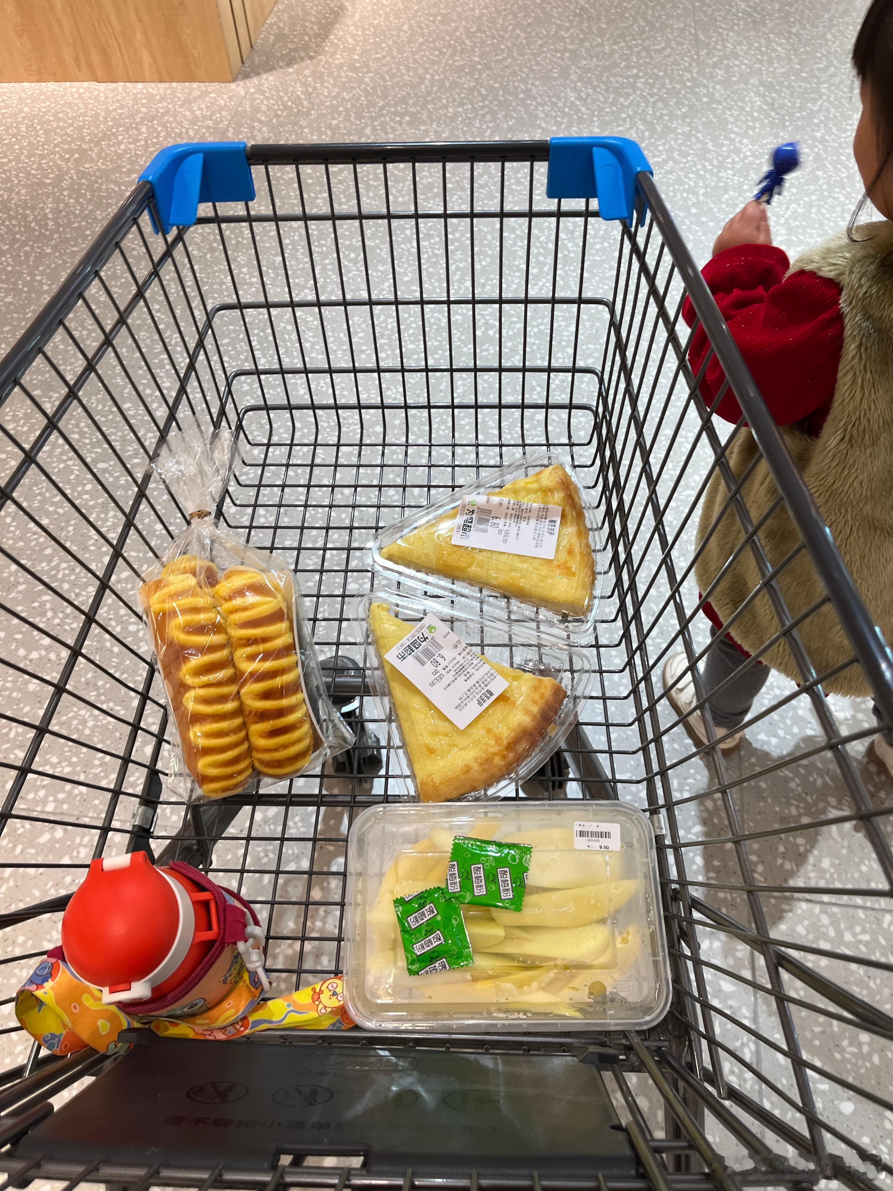 一来到超市，就看到可爱的小狗。给妯娌买了芒果，上次她说挺好吃的，榴莲披萨给两个大