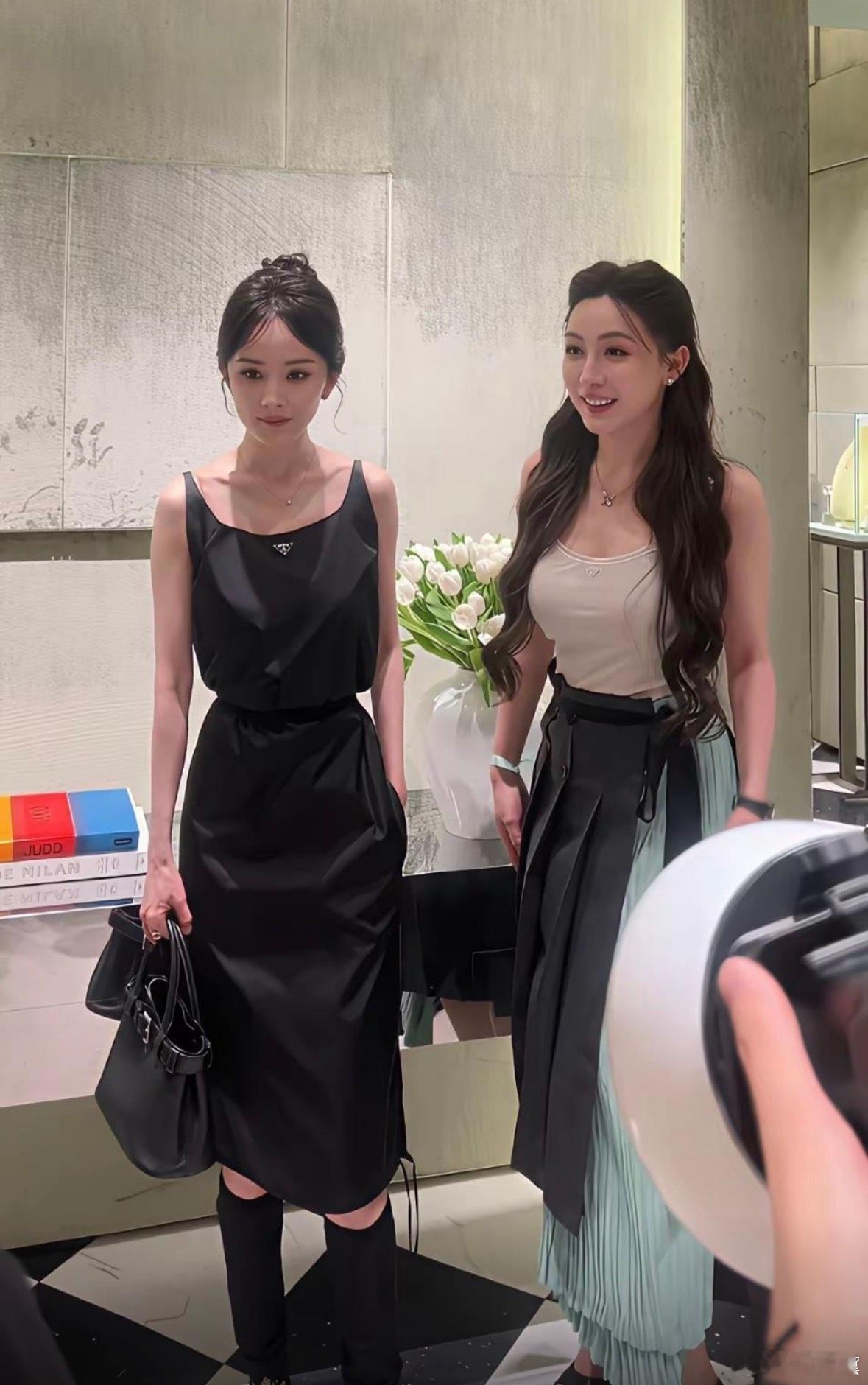 杨幂就是这么权威，脸就是小到任何人往她旁边站都会有压力明星的身板是真的又窄又薄，