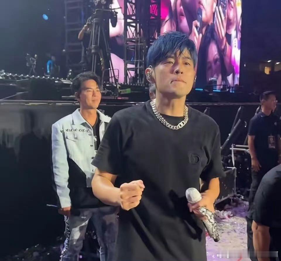 偶遇周杰伦买咖啡周杰伦演唱会结束，在台北101星 巴 克买咖啡了~周杰伦买咖啡被