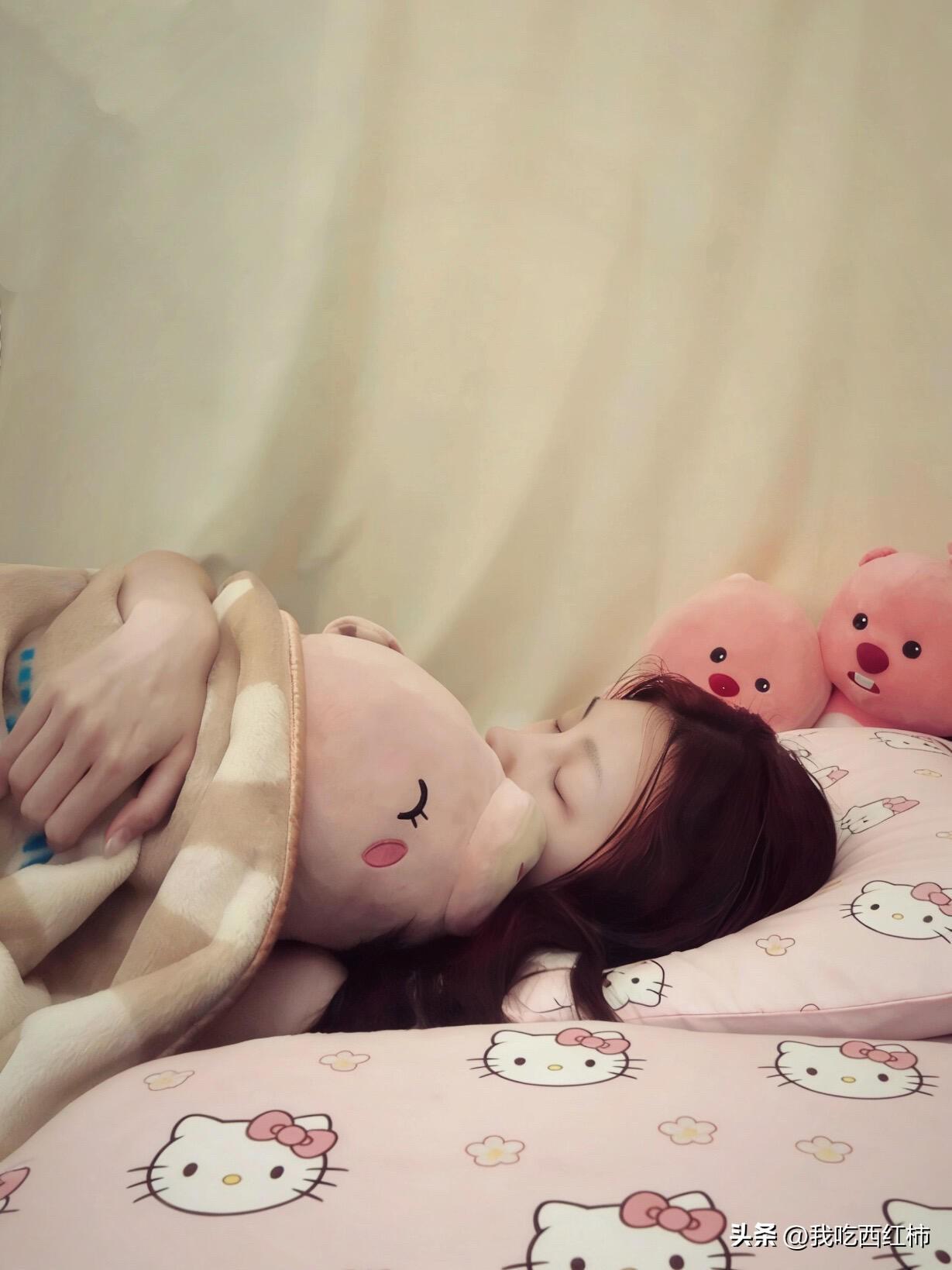 女朋友在身边，可我还是很想她
她在旁边睡觉，可我还是很想她。这是最近常有的感觉。