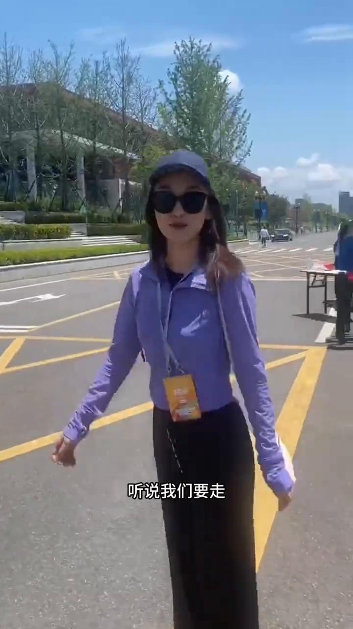 我现在到成都了，来到了大运村的所在地，就是成都大学。到处都是熊猫-蓉宝，标志(蓉