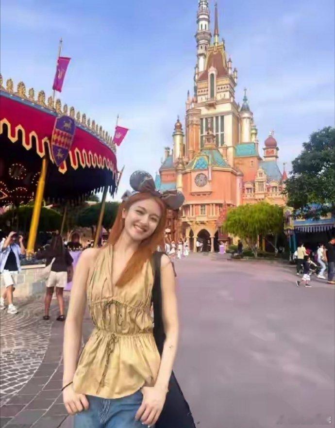 李兰迪迪士尼欢乐打卡，露背上衣秀好身材，甜美笑容超吸睛，青春活力满溢，似校园女神