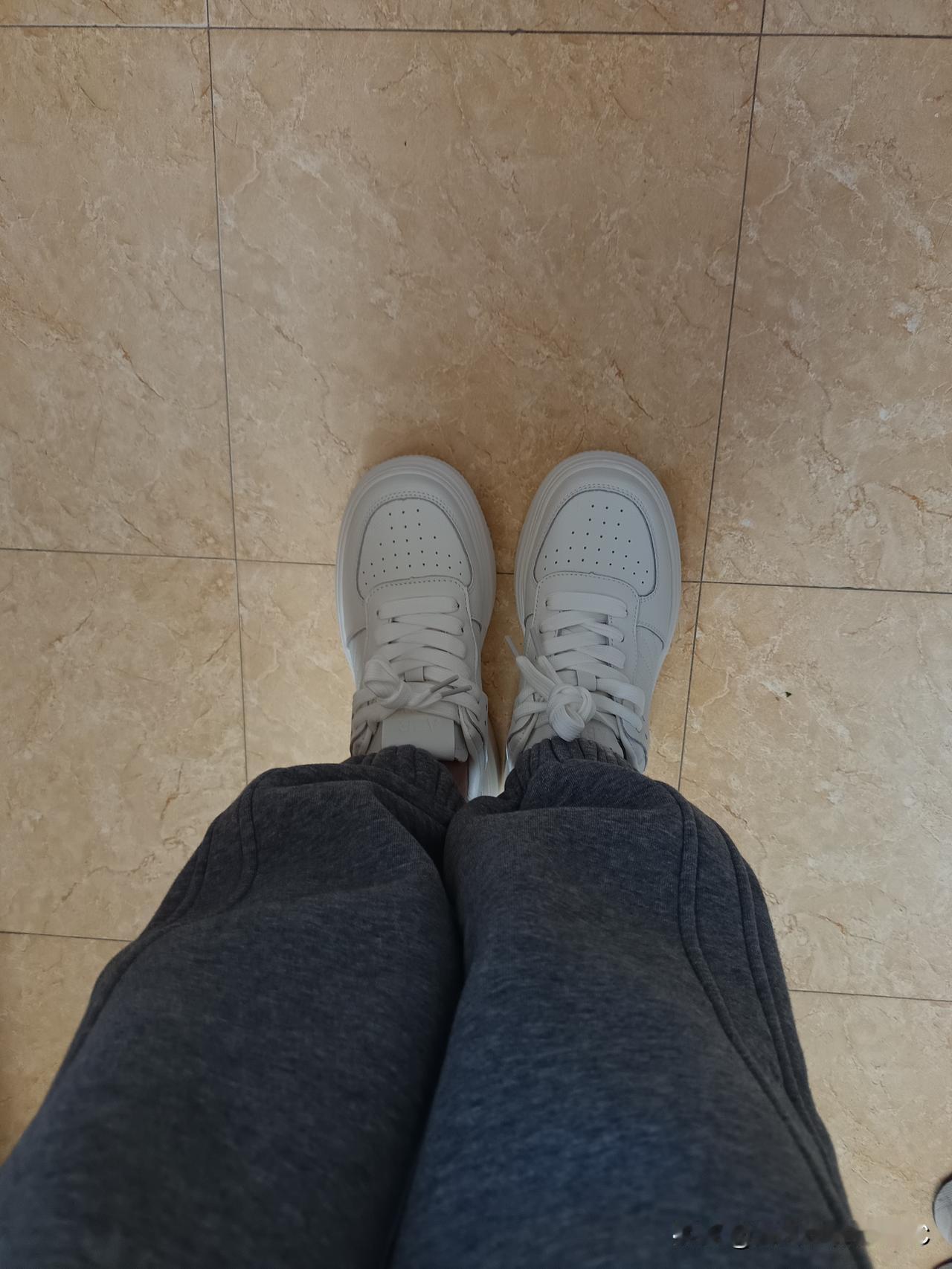 我有个老毛病，每次扔旧物时，都会犹豫，有时犹豫来犹豫去，该扔的又就下来了。直到我