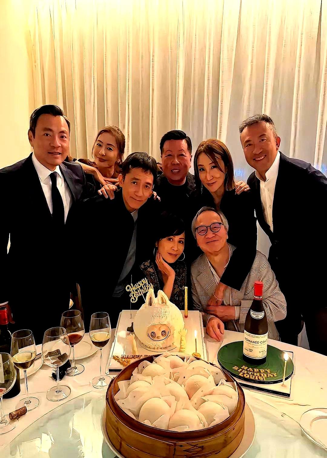 刘嘉玲也太低调了。
 

她索性把60岁生日办成了一场纯粹的私密聚会，把娱乐圈的