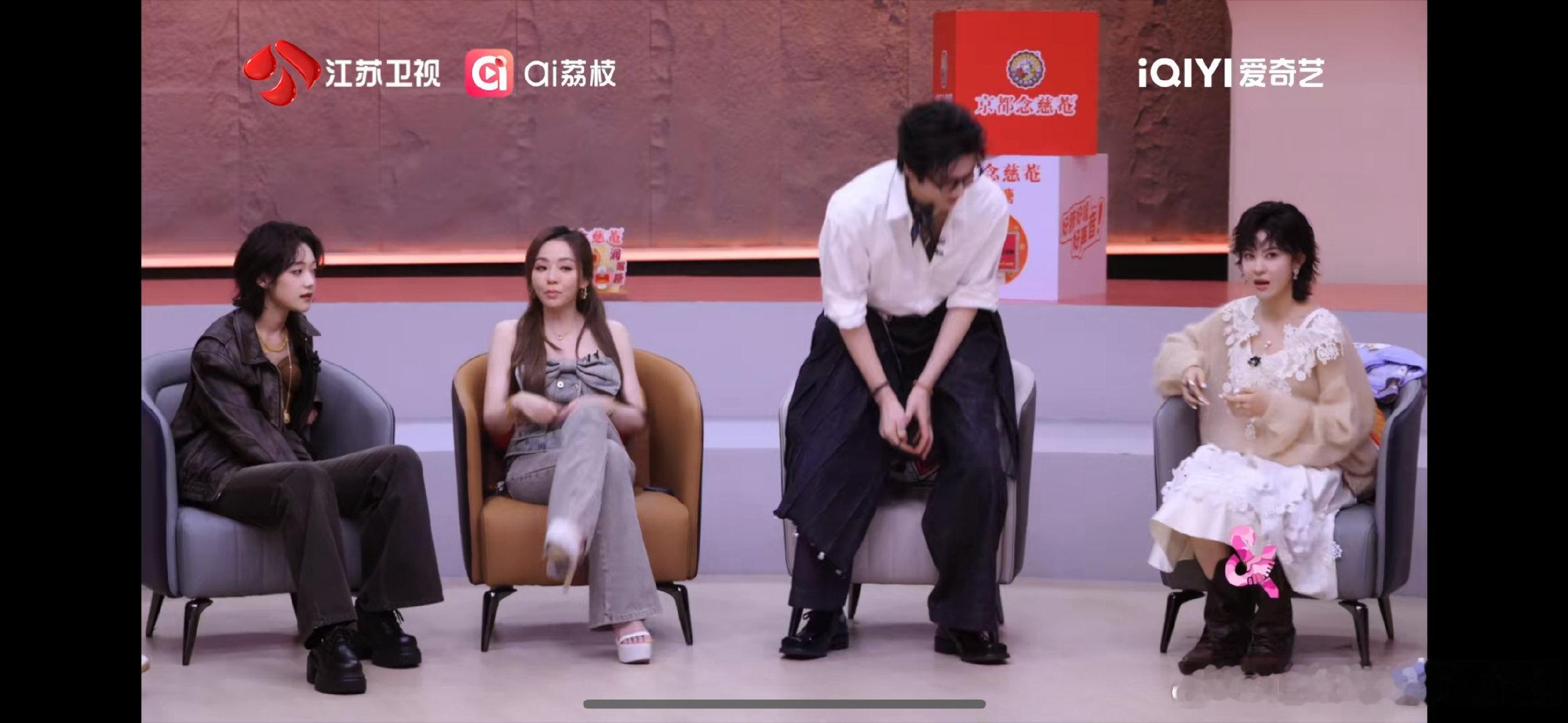 深深这波“影帝级”反差！面对黄子试探稳如老狗，转身就破功，也太可爱了吧～ 