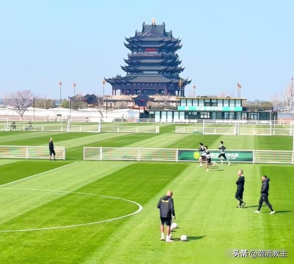 北京国安在苏州闷头练了一个多月，超级杯也拿了，看上去挺横。可一脚踏进济南，那十年