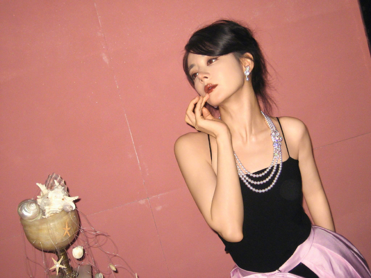 迪丽热巴像一幅被春天翻开的画迪丽热巴戴上无框眼镜也太绝了！高智感氛围直接拉满，温