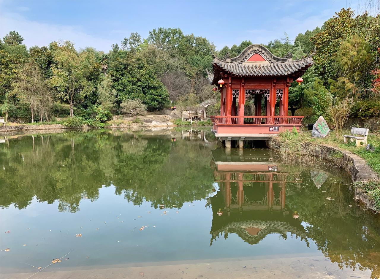 再好的风景，选错同行的人，旅途都会是煎熬。

我们当地有座白水寺，我前后去过很多
