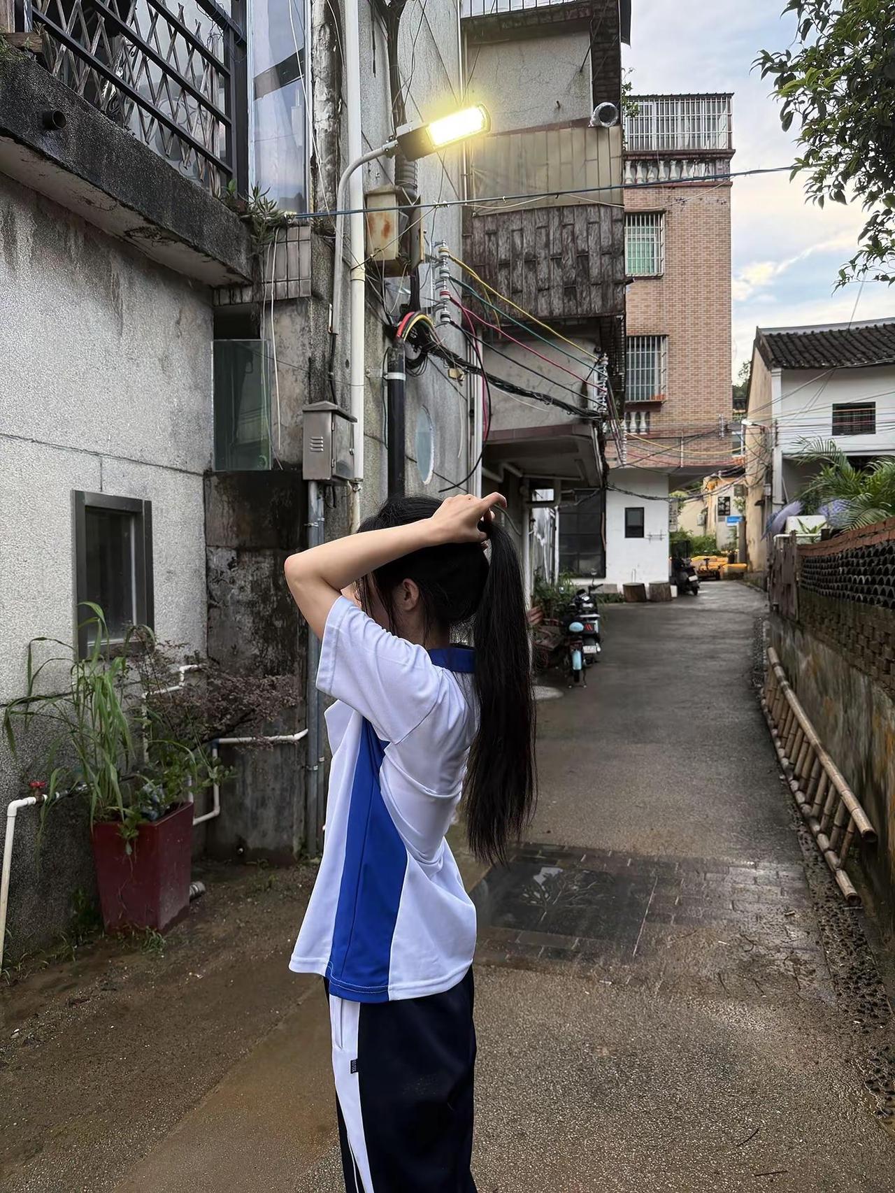 梳一个马尾 束起所有悲伤校服背影