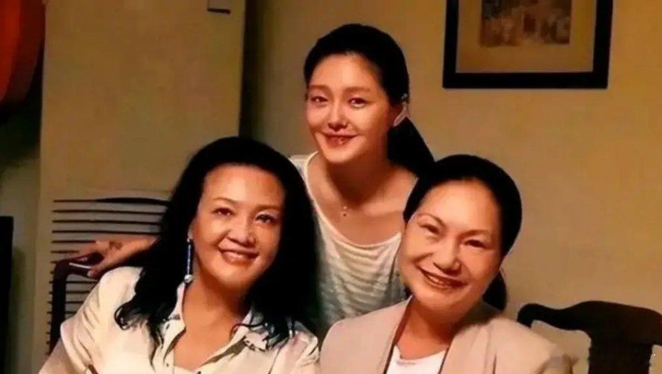 #大S妈妈说不认识张兰#大s妈妈说不认识张兰。其实站在黄春梅的角度说不认识张兰也