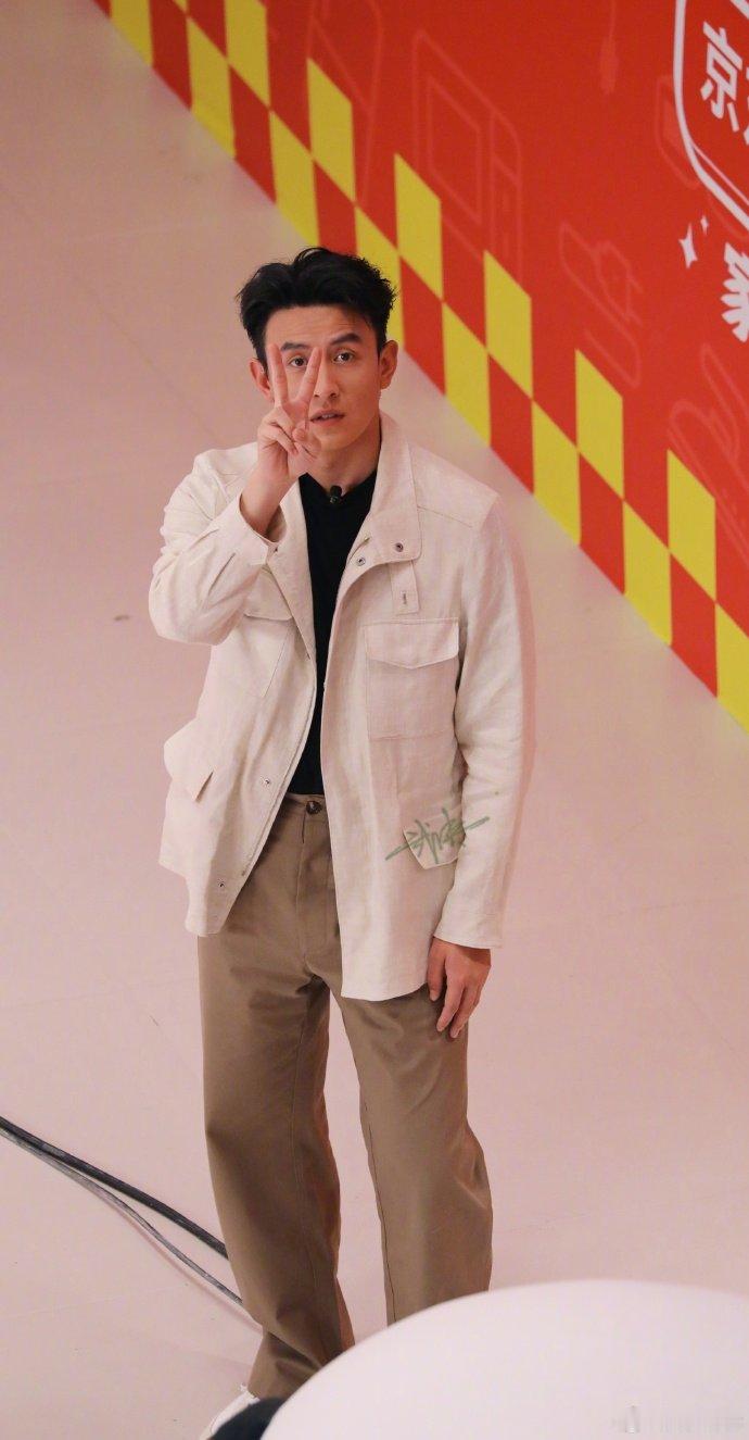 刘萧旭在京东直播比价现场 家电比价直播现场氛围感拉满，全网征集高价家电线索开启福