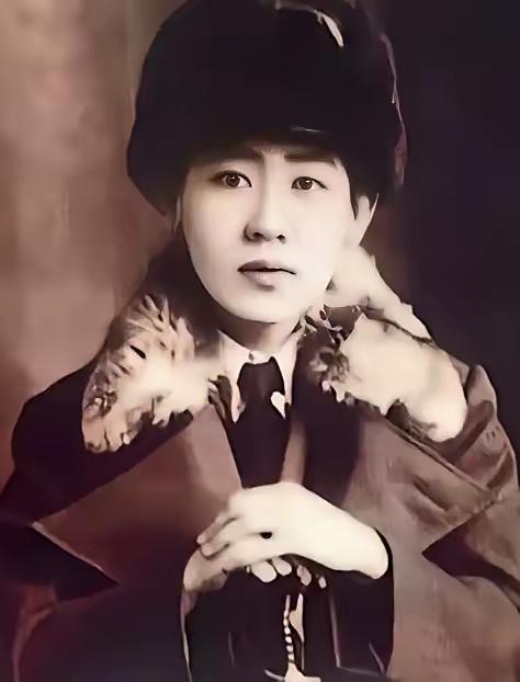 1924年，年近花甲的养父，爬上了刚成年的川岛芳子的床，面对这个养育了她十多年年