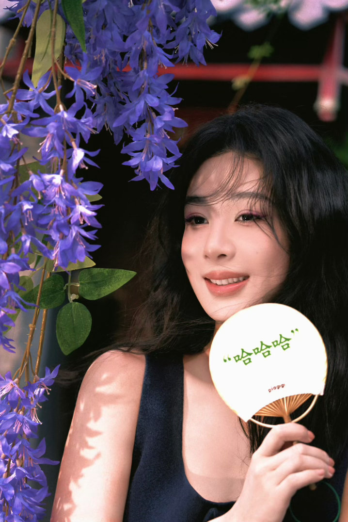 杨紫[超话]杨紫董竹君 杨紫杨紫玉兰花开君再来 鲜花衬的人更娇 更美丽​​​