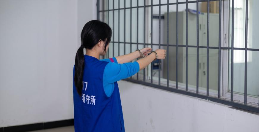 “冲动是魔鬼！”黑龙江齐齐哈尔，女子与男同事因琐事发生矛盾，期间男同事拿出手机拍