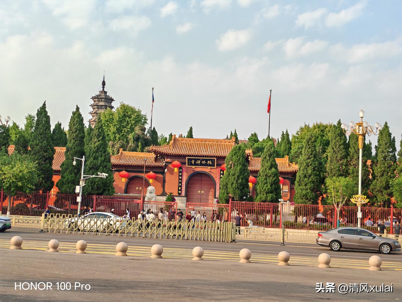 进入寺院，甬道两旁遍植柏松
回望正门，乃是社佛处，镇我山门。有几棵柏松参天耸立，