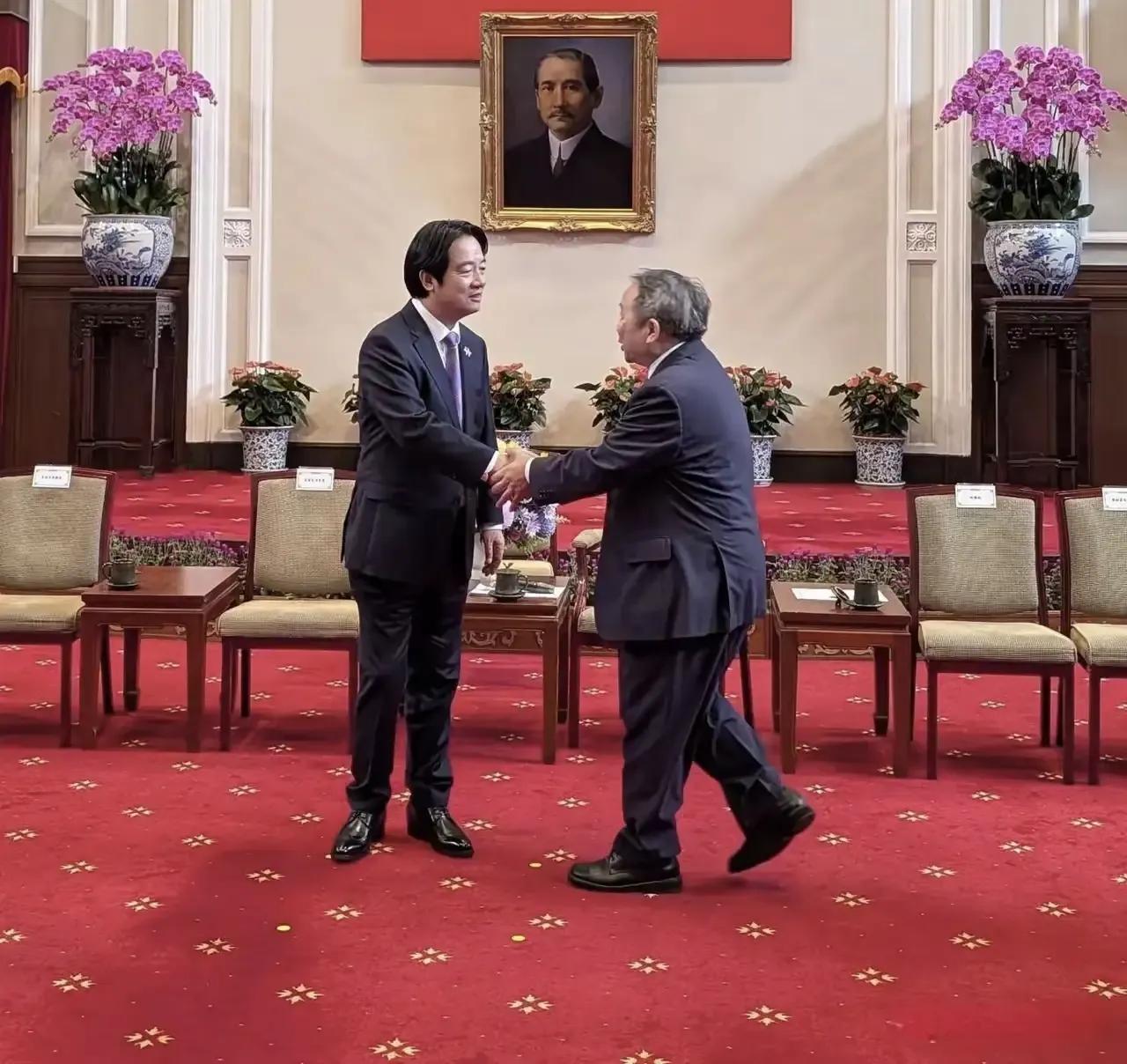这是日本汉奸石平和媚日、跪日的“台独金孙”赖清德握手的照片，这真是物以类聚，真是
