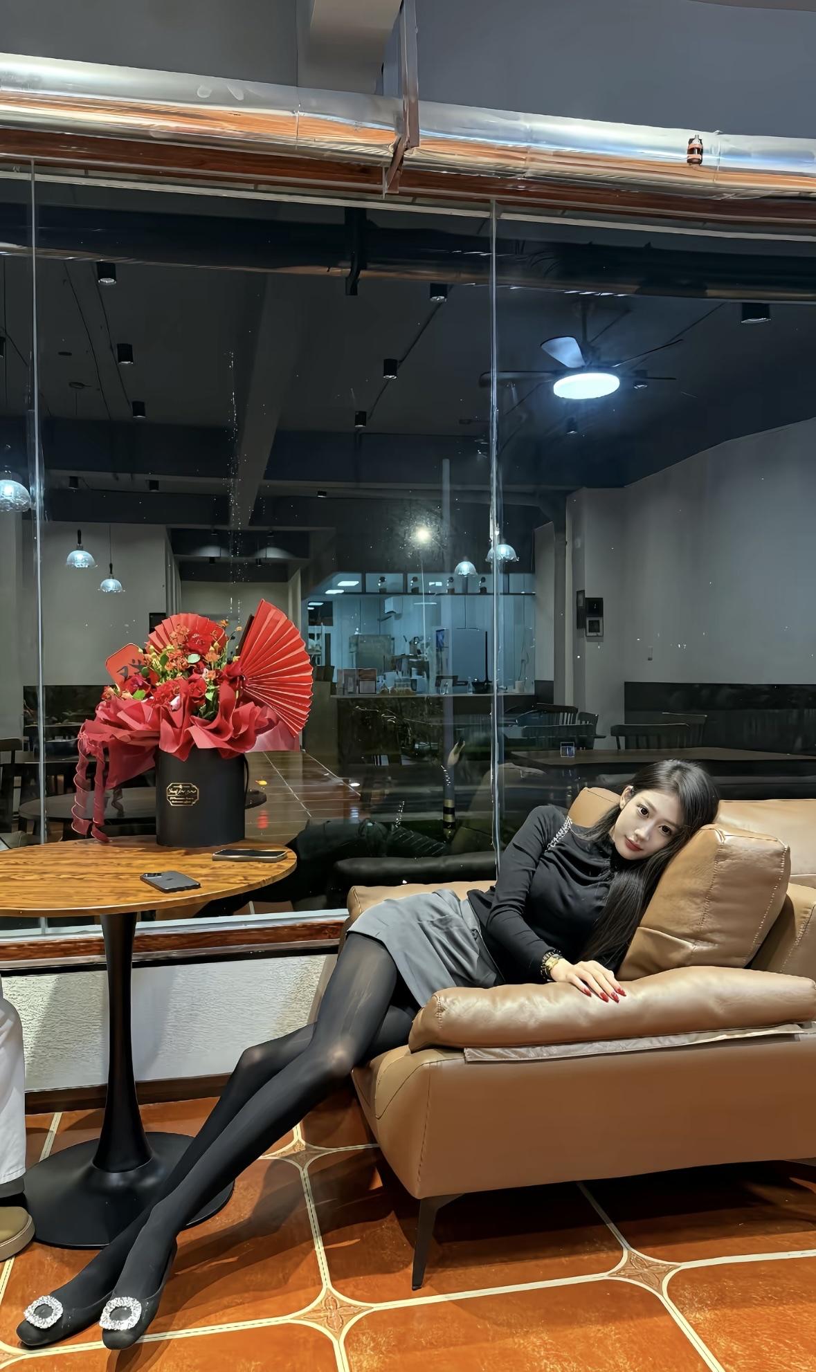 如何穿搭黑色长裙展现个人魅力?