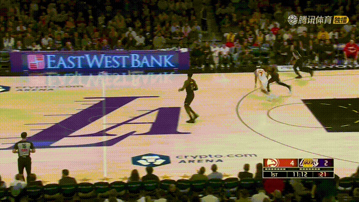 湖人老将詹姆斯的体能真是太好了！在今天湖人主场迎战老鹰的比赛中，当时比赛进行到了