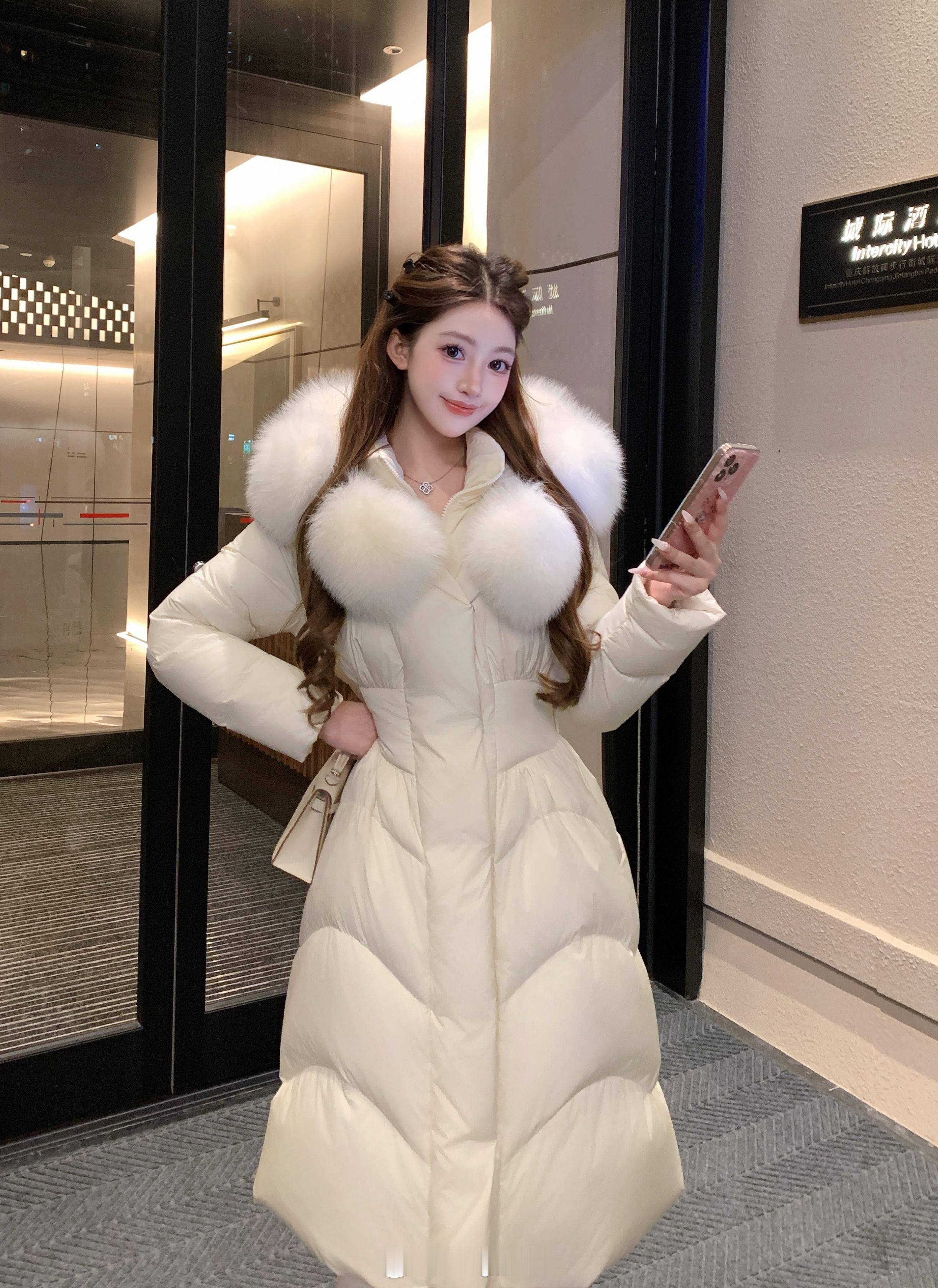 今天开了这个[奶牛猫]想要丰沛毛毛+超显腰身的羽绒服的姐妹可以冲了长短款都有√ 