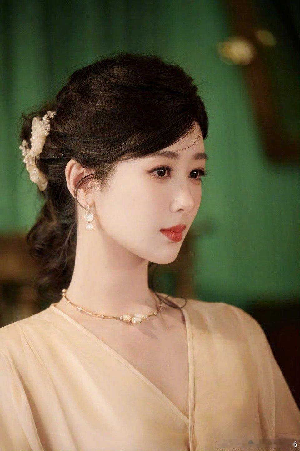 杨紫姐姐也太美了吧，美出新高度！｜杨紫