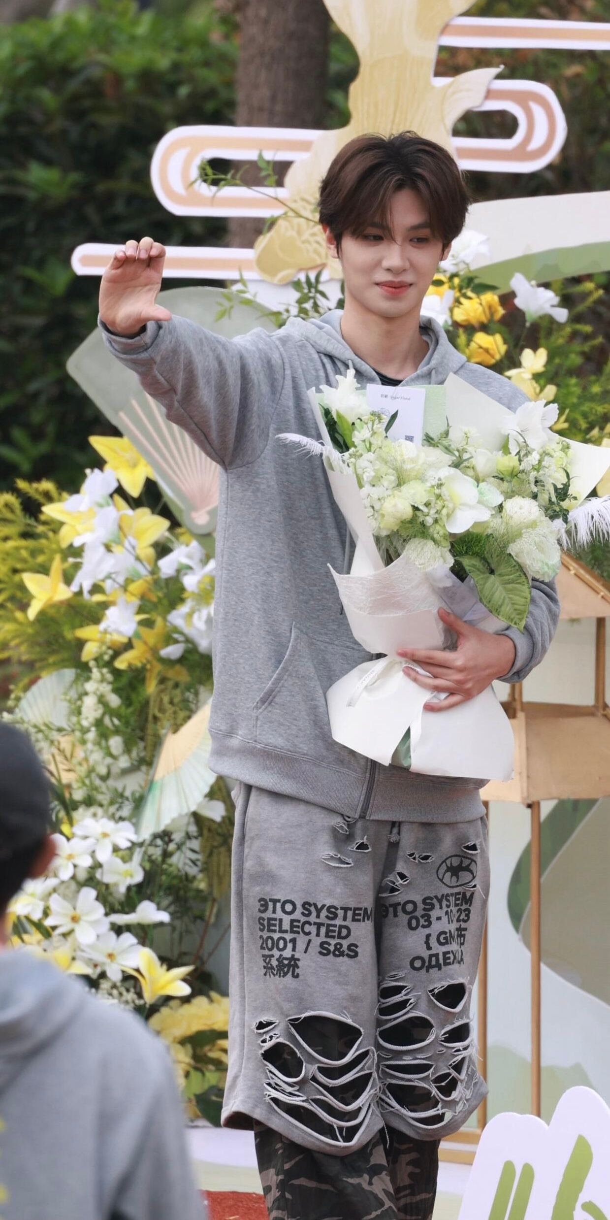 在应援场地萌萌饭撒中的明昊[抱一抱][抱一抱]黄明昊剑来开机饭撒 黄明昊剑来开机