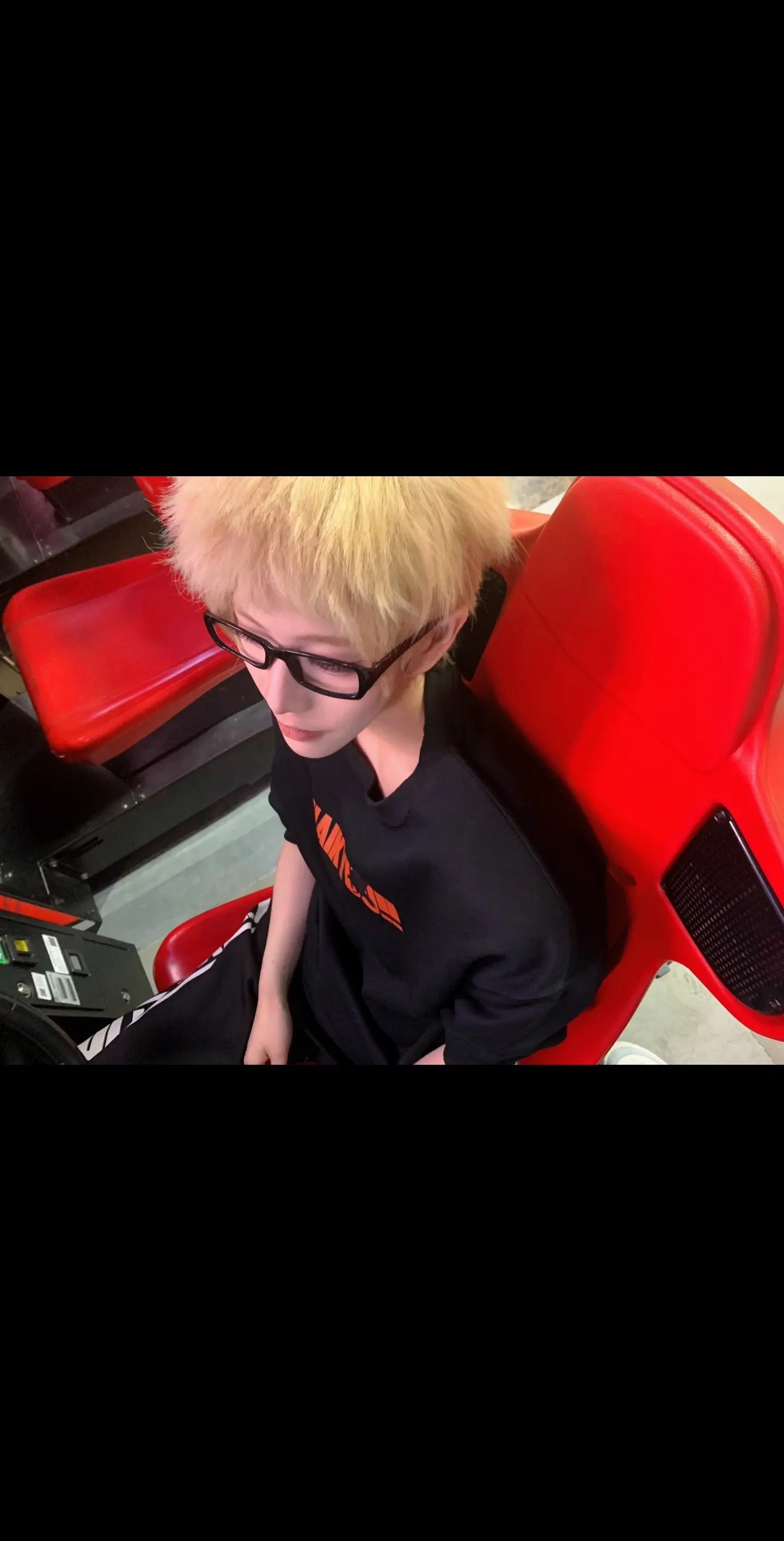 抓到玩游戏的月。