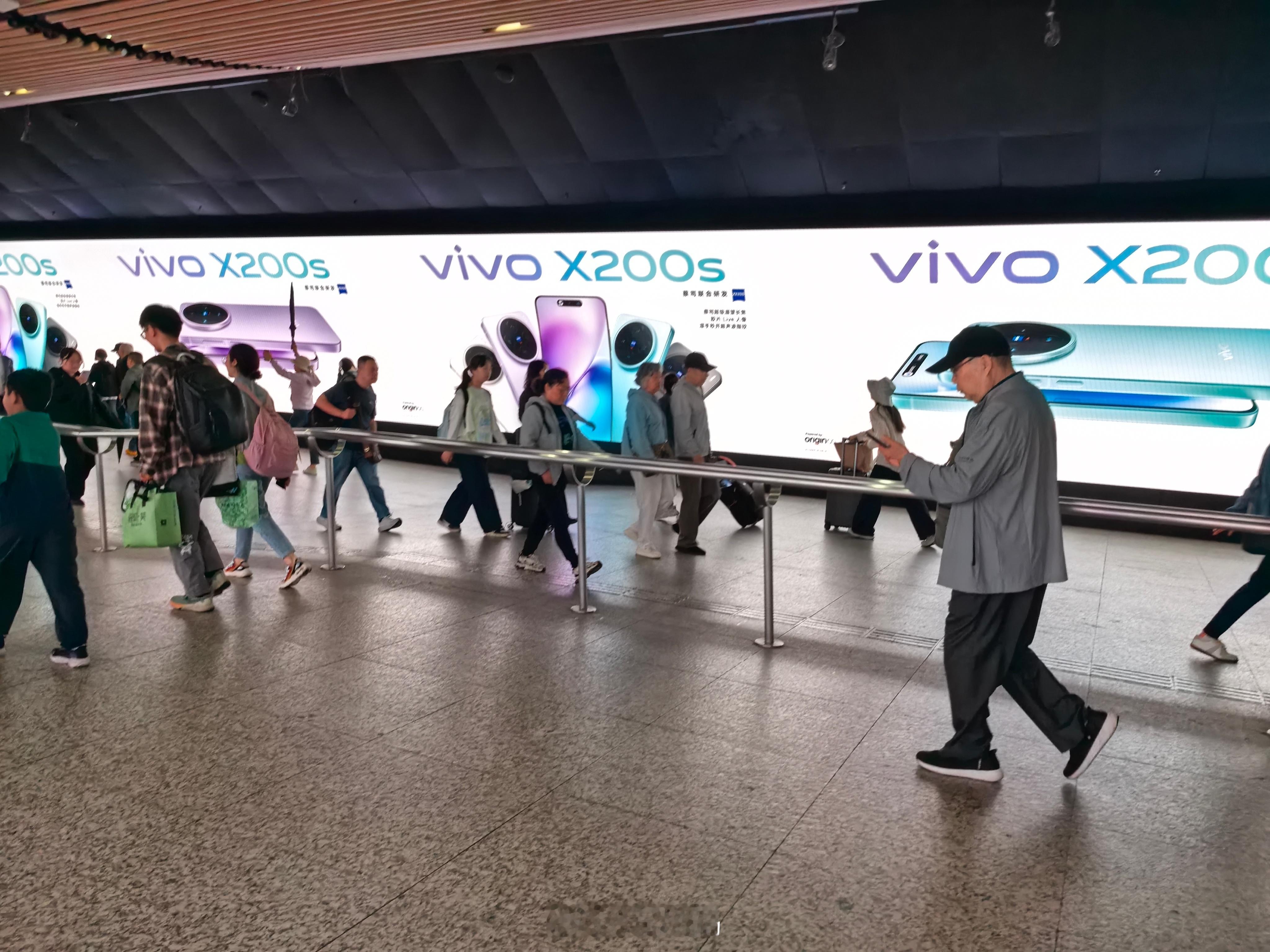 地铁站好大的vivo X200s广告  ​​​