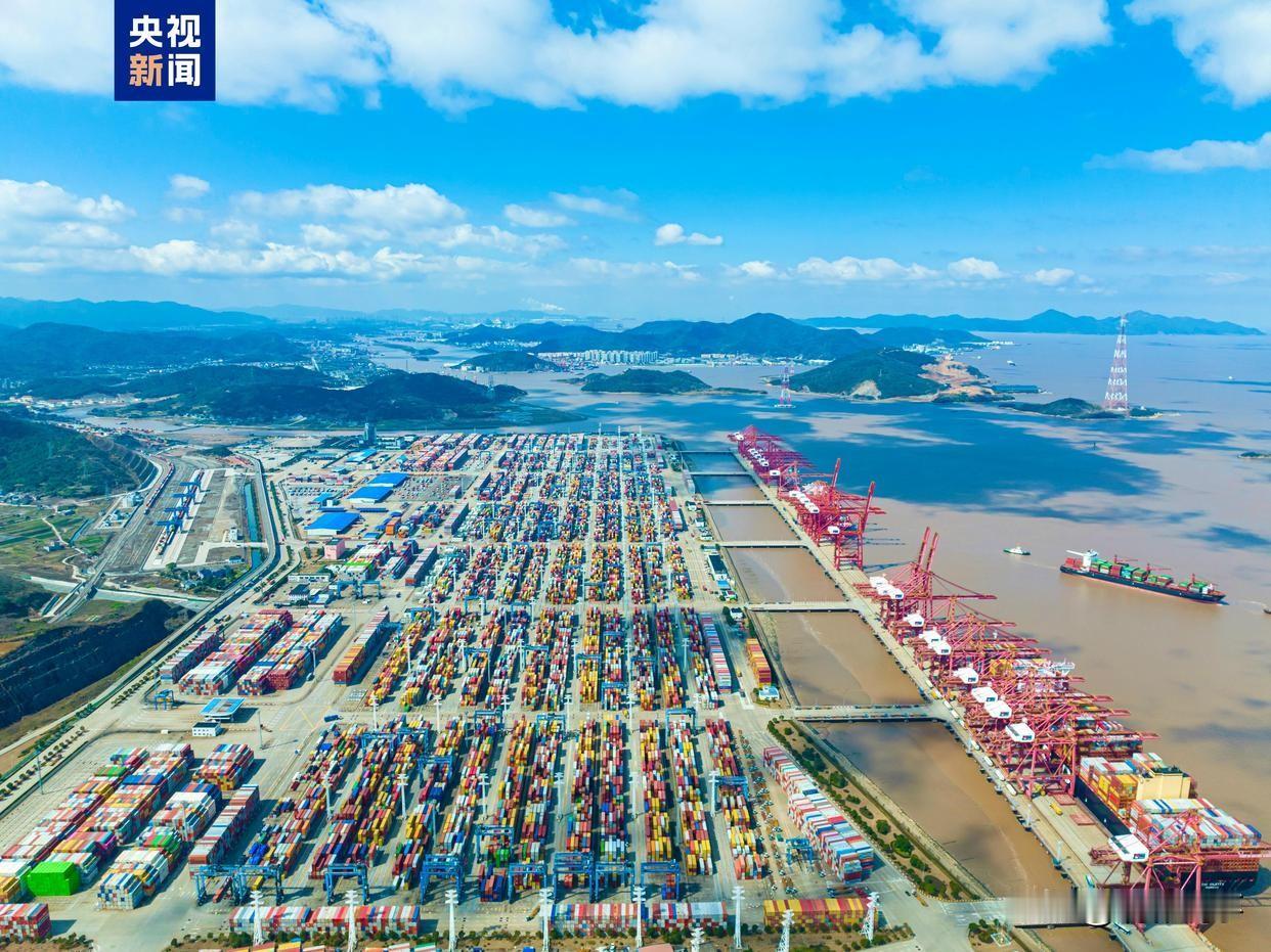 12月2日上午，宁波舟山港迎来了历史性的一刻——其年度集装箱吞吐量首度跨越了40