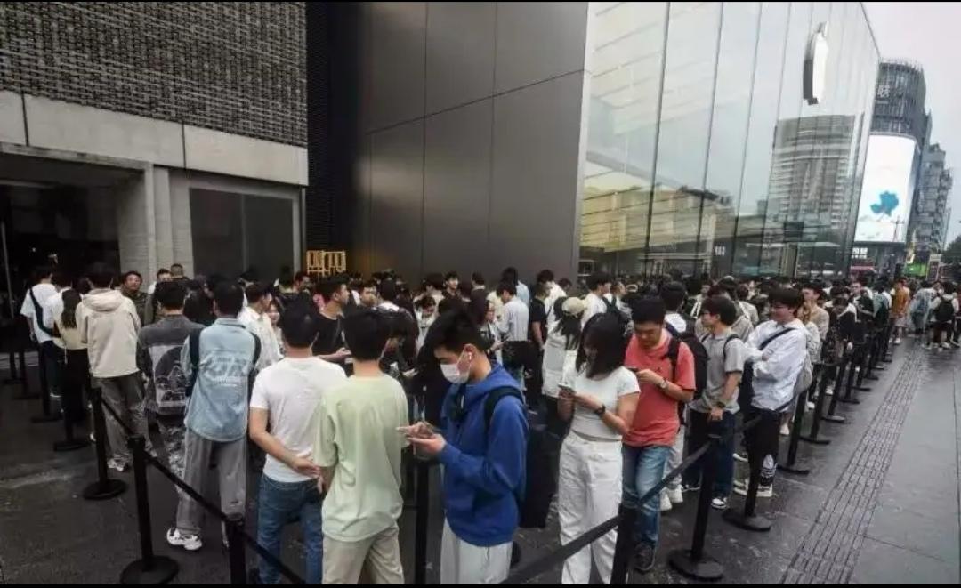 网传的苹果首销日，苹果门店外的排队。看到这张图，突然想起来多年前，苹果发布4代，