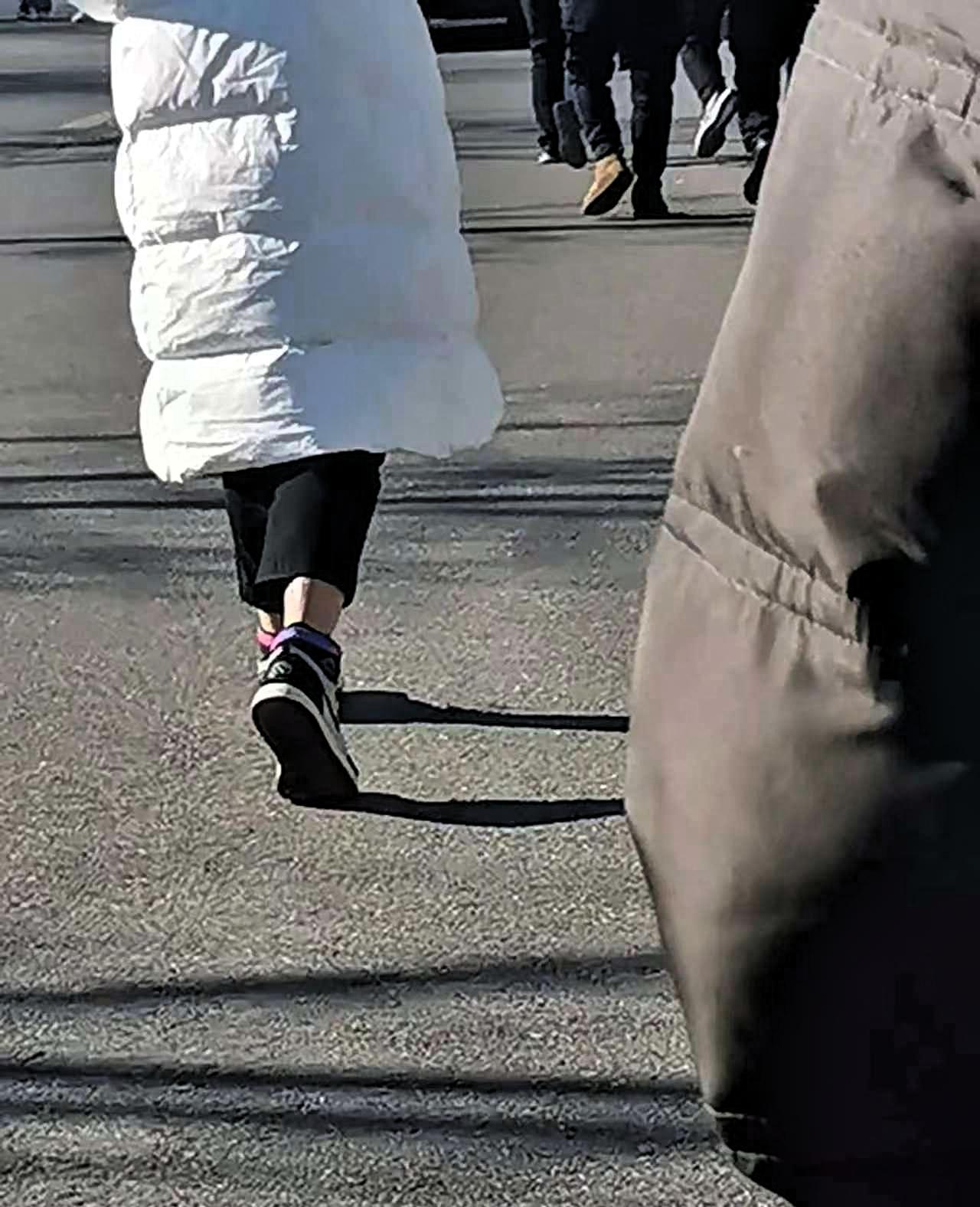 倪师说，只要你的脚是温暖的，你就不会得大病！
 
摸一摸你的脚踝到脚底，是不是暖