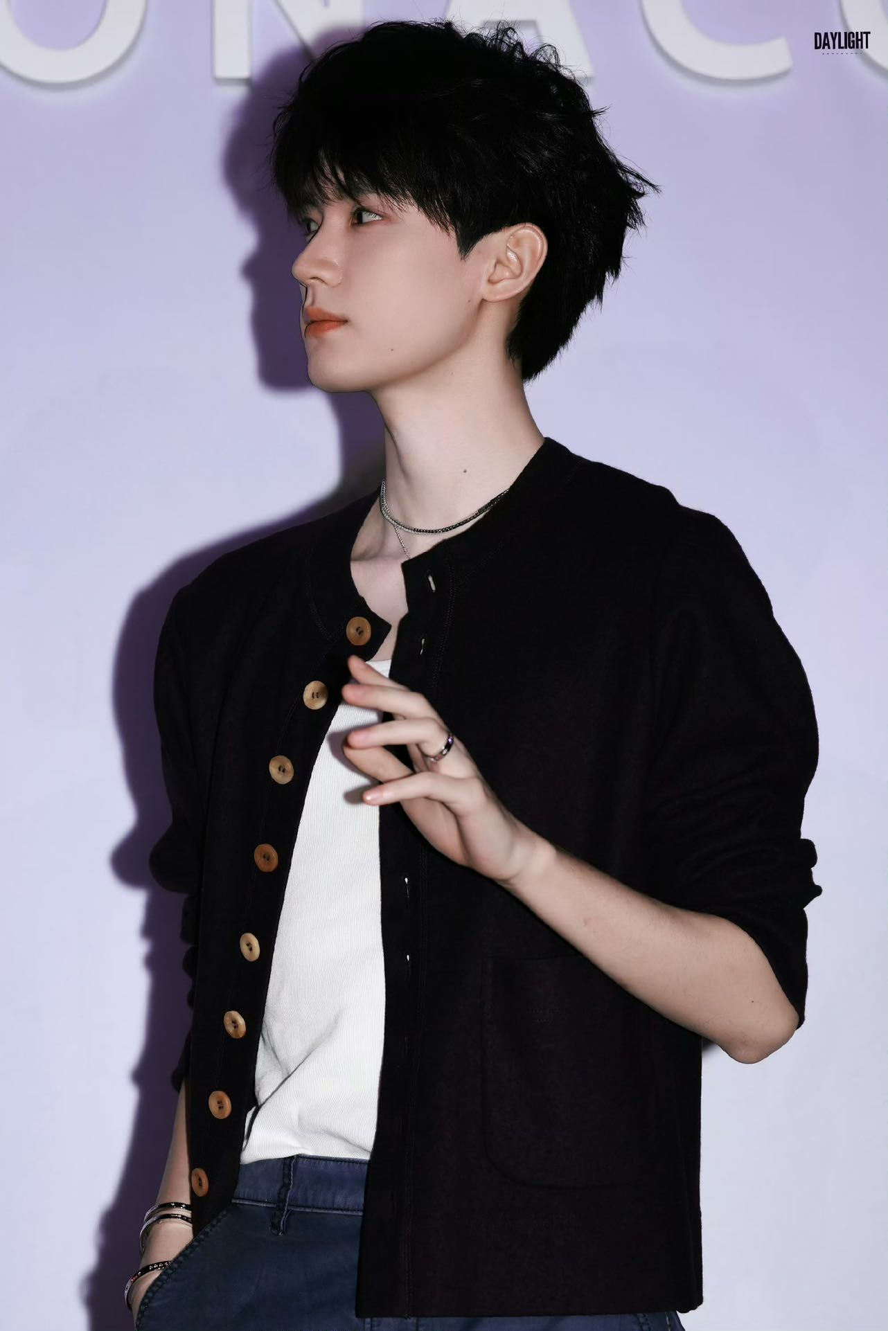 杨紫周翊然活动同台 紫色系周翊然颜值爆表！同台状态绝佳，帅气值直接拉满，越看越心