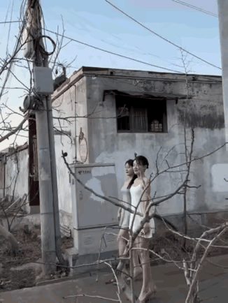 让她们爸妈看到，一人一脚踹回去！