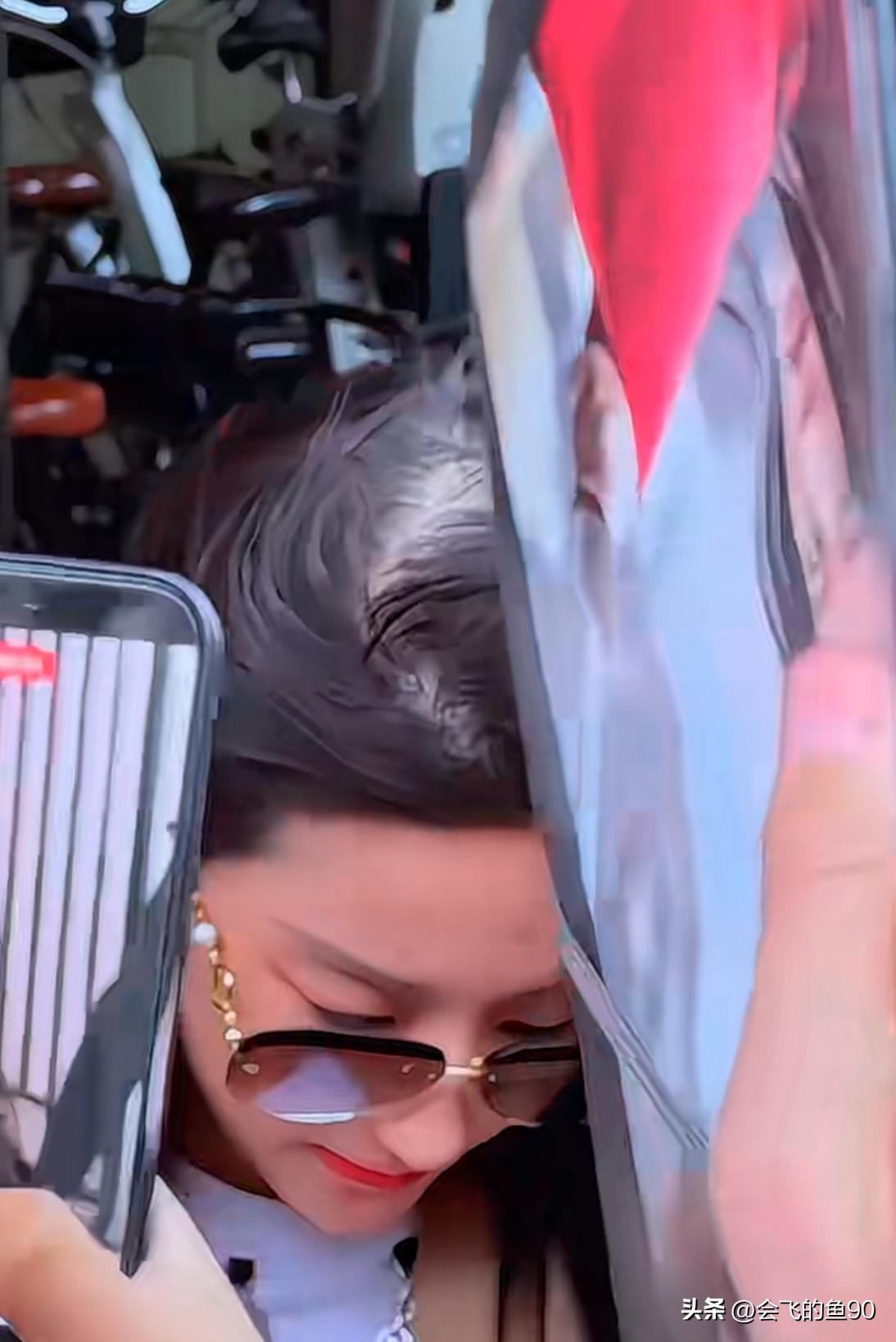 刘亦菲大意了！在巴黎的街头，面对粉丝的怼脸拍，她没有不悦，还很亲和忙着签名，殊不