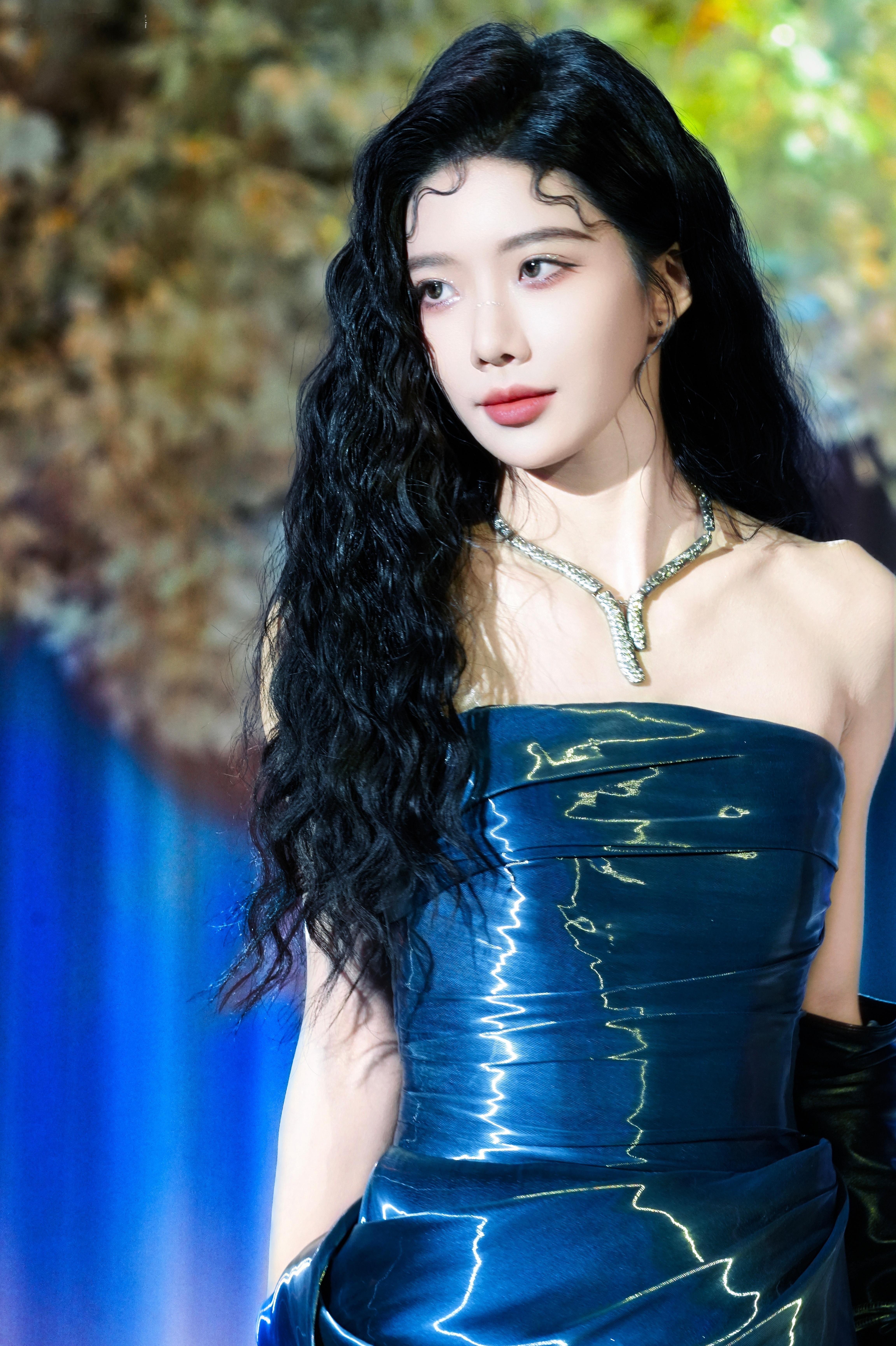 沈梦瑶是魅魔来的 沈梦瑶搜狐盛典两套造型完全是魅魔来的卷发抹胸裙妩媚动人！西装眼