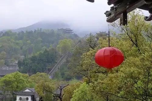 上联：晚霞铺锦绣
下联：烟雨蕴华章
【图片来源于网络】