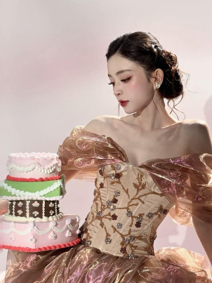 娜扎 live的神娜扎高颜值非常扛打，果然是live赛道里的神了，气质和美貌完全
