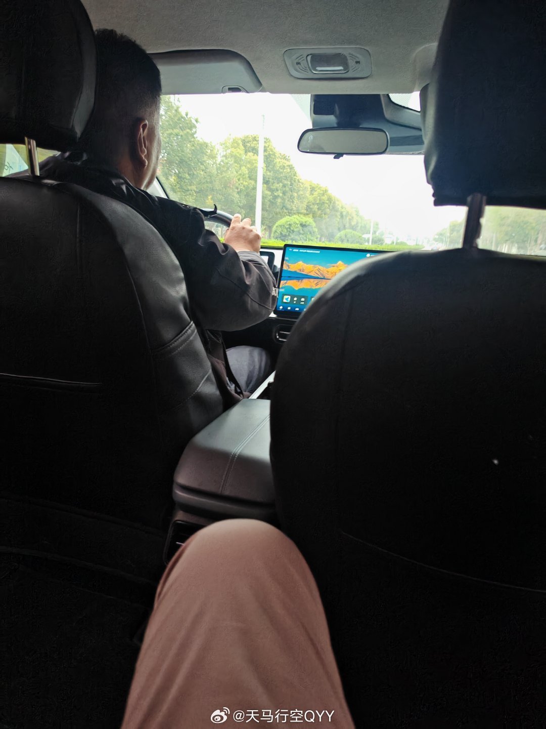 打了一个出租车，师傅弄的强动能回收，从头到尾一冲一收，真难受。。。 