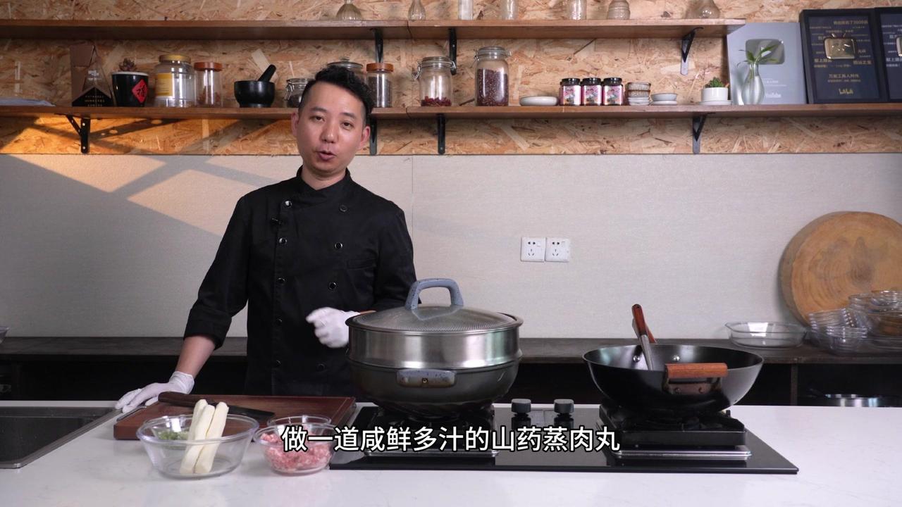 🥔食材：山药、肉末、姜米、一小勺食盐、花雕酒、一勺的蚝油、三勺的生抽、白糖、现