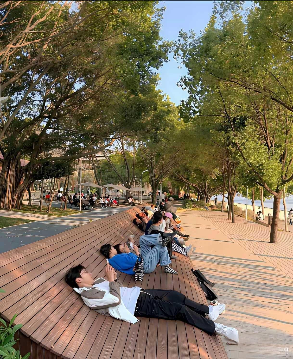 公园竟修了可直接躺平的木平台
走累了往上面一躺，迎着微风，晒着太阳，休息惬意极了