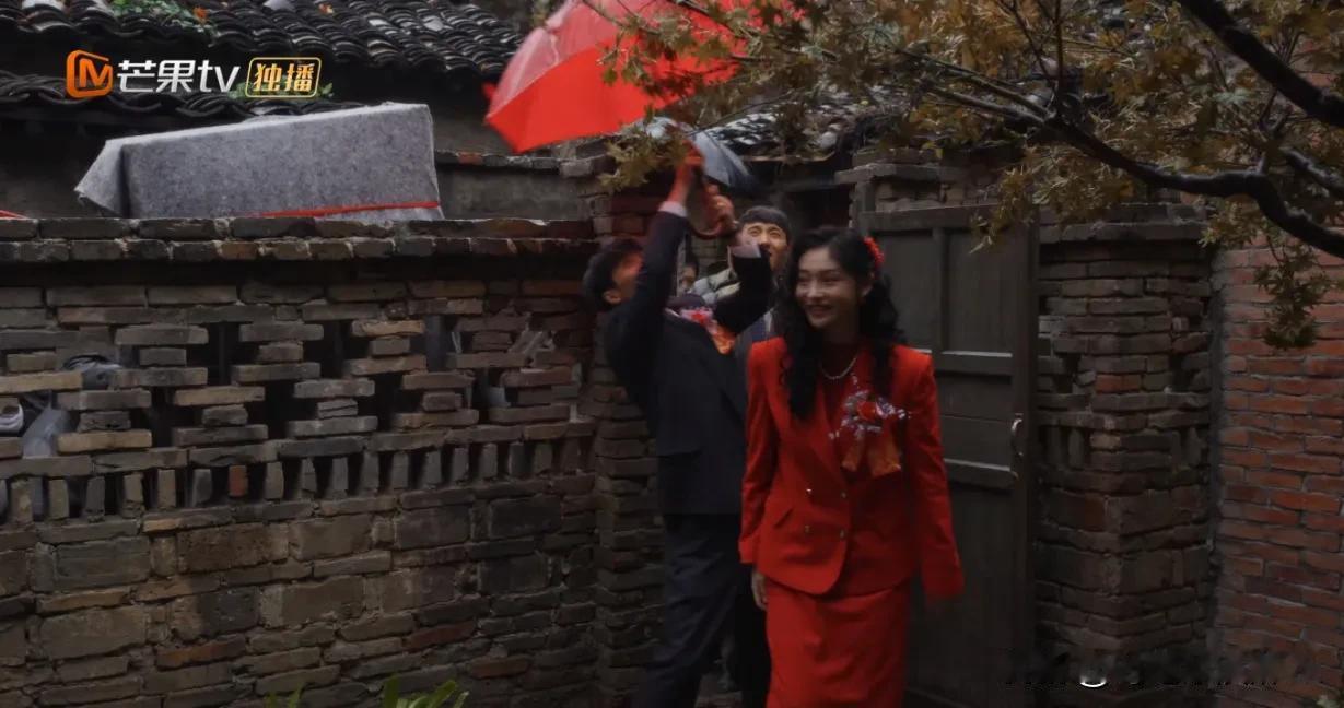 《小巷人家》珊珊结婚当天才把家具搬进来，这是什么风俗呀！

既然是把宋莹的房子当