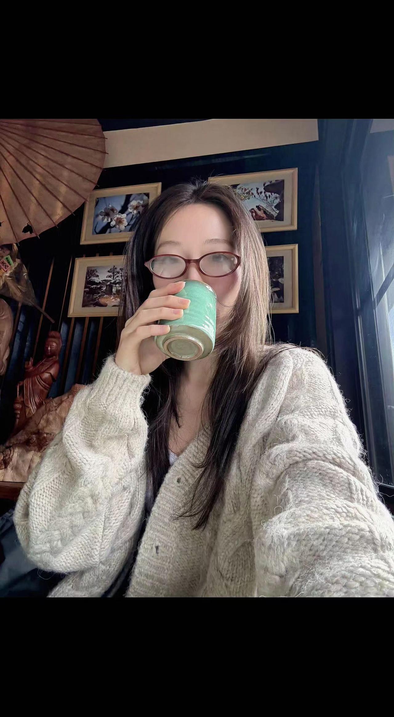 ☕午后的光溜进老茶馆，青瓷杯里盛着整个江南的温柔～毛衣像云朵裹着时光，此刻连呼吸