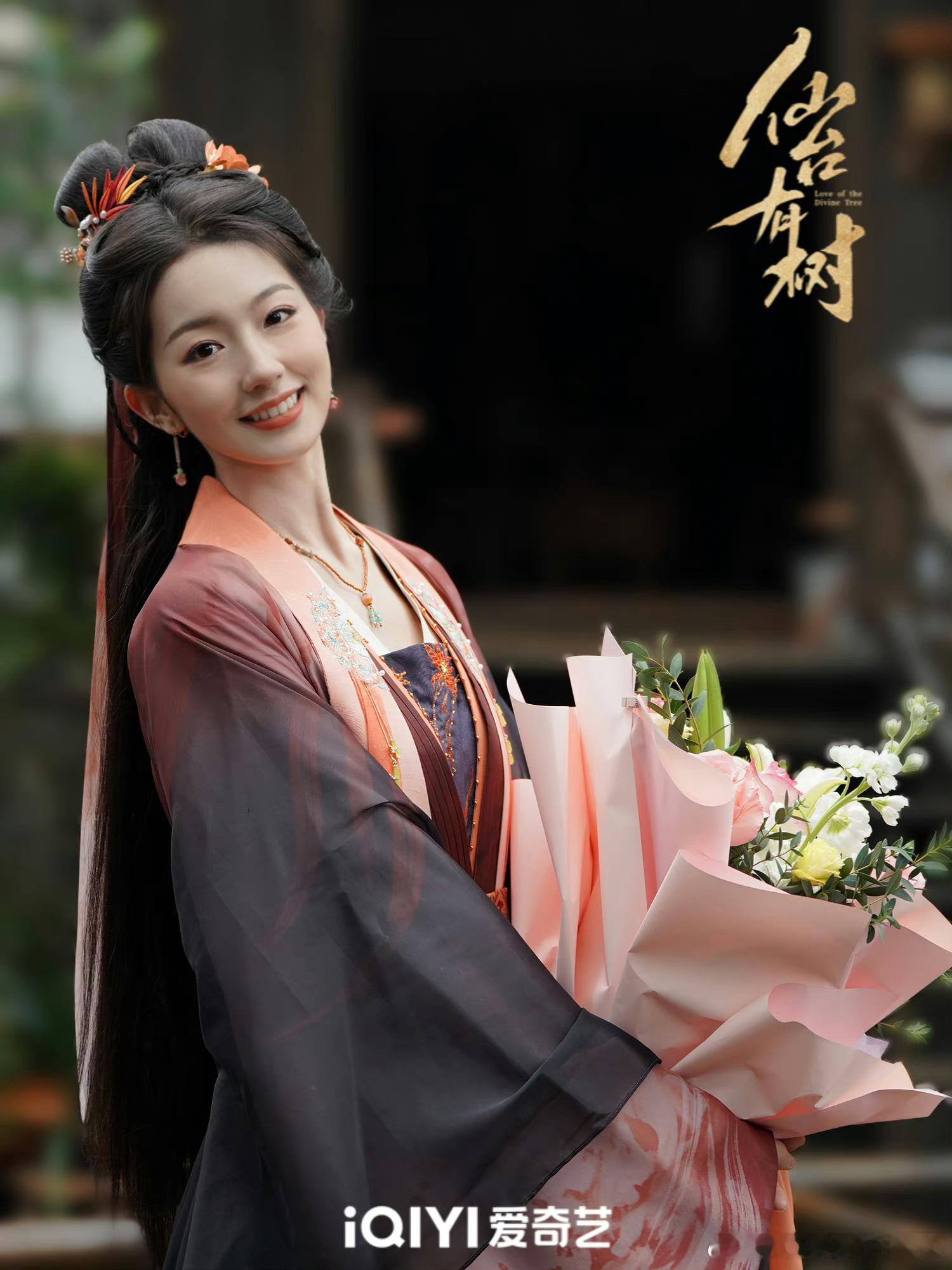 零零后新人演员陈思佚，在朝雪录中饰演秦朝羽，在仙台有树里饰演苏小小。盘靓条顺，入