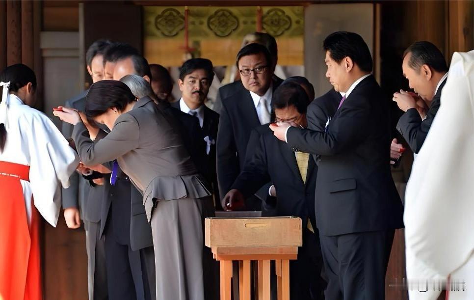 一边军演一边拜鬼，日本到底想干什么？
2026年开春以来，日本在安全政策上连续出