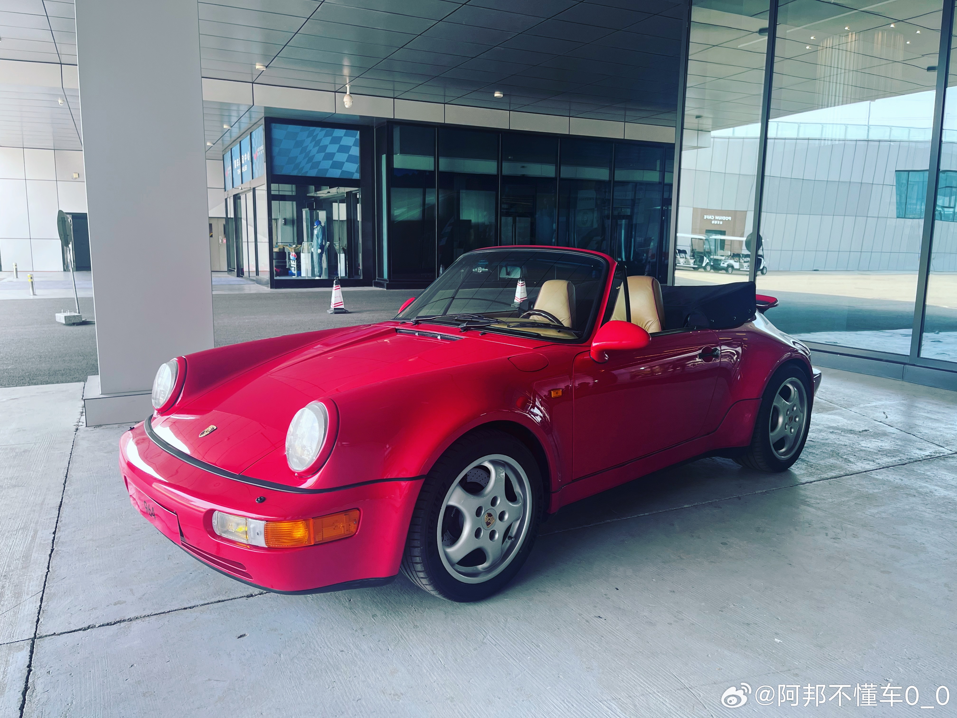 今天看到微博内容趋同最多的就是。50万买什么SUV，贴图无疑全都是9X五座。额…